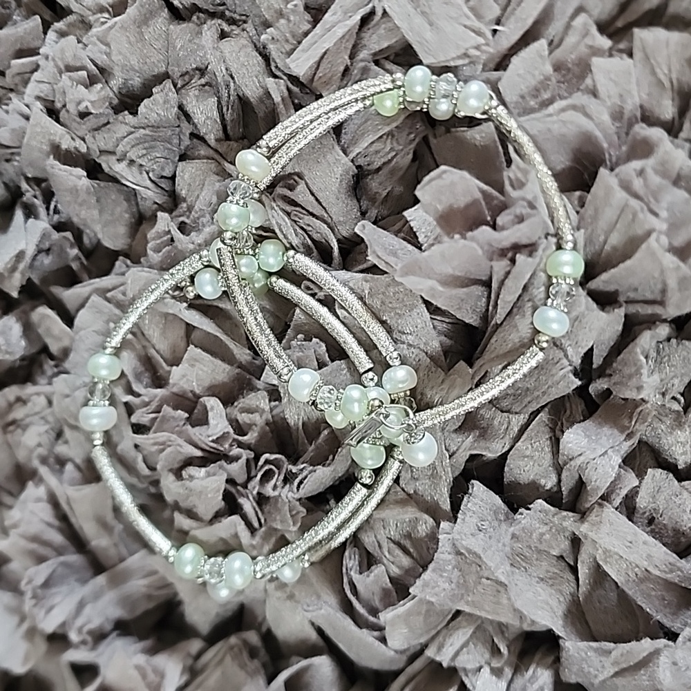 Vantel pearl wrist candy